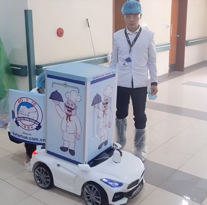 Thạc sĩ Huỳnh Phúc Minh và robot Tâm An phục vụ trong khu vực cách ly tại cơ sở 2 Bệnh viện Trung ương Huế. Thạc sĩ Huỳnh Phúc Minh và robot Tâm An phục vụ trong khu vực cách ly tại cơ sở 2 Bệnh viện Trung ương Huế.