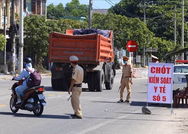 Lực lượng CSGT làm nhiệm vụ tại chốt kiểm soát y tế số 5, huyện Phú Lộc, tỉnh Thừa Thiên Huế.
