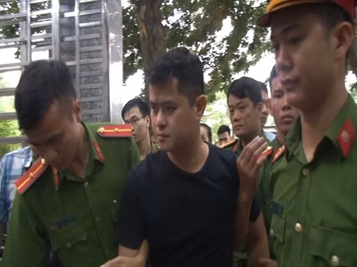 Phúc thẩm vụ cựu bác sĩ bị truy tố hiếp dâm: Đình chỉ tội danh, giảm còn 62 tháng tù ảnh 4