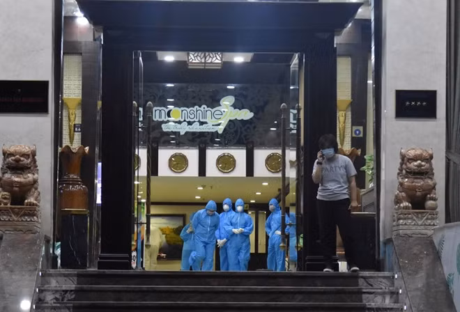 Cơ quan chức năng tỉnh Thừa Thiên Huế thực hiện công tác phòng chống dịch tại khách sạn nơi nữ du khách Anh lưu trú.