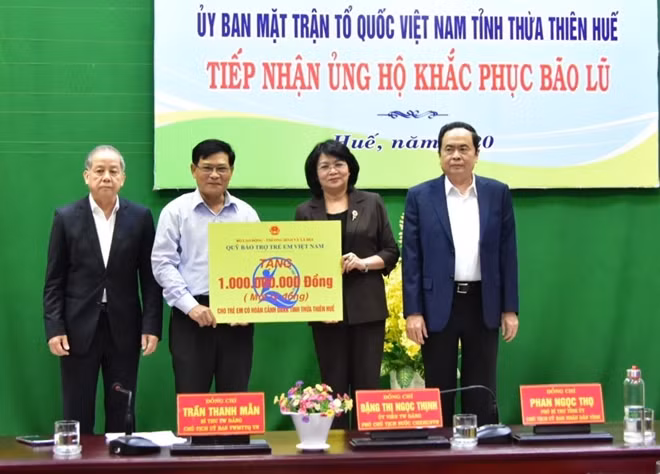 Phó Chủ tịch nước Đặng Thị Ngọc Thịnh trao số tiền 1 tỷ đồng từ Quỹ bảo trợ trẻ em Việt Nam tặng trẻ em có hoàn cảnh khó khăn ở Thừa Thiên Huế.