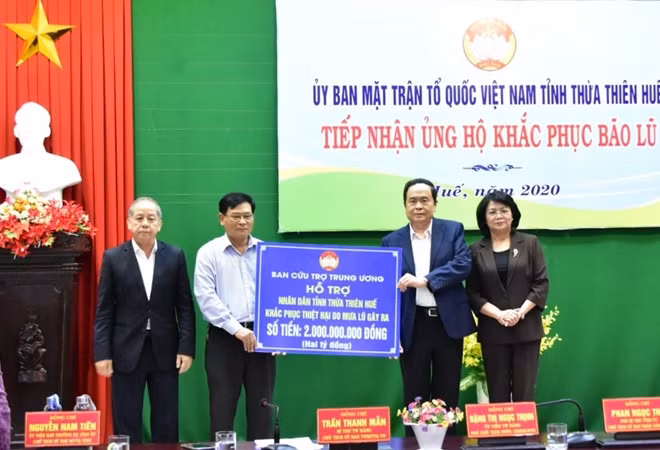 Chủ tịch Ủy ban Trung ương MTTQ Việt Nam Trần Thanh Mẫn trao 2 tỷ đồng từ Ban Cứu trợ Trung ương nhằm hỗ trợ người dân tỉnh Thừa Thiên Huế khắc phục hậu quả bão lũ.