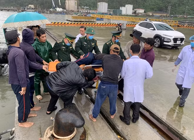 Ngư dân Điệp bị thương được chuyển đến Bệnh viện điều trị kịp thời.
