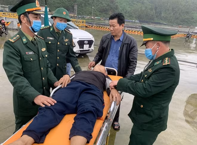 Quân y ĐBP Cảng Chân Mây sơ cứu cho ngư dân Nguyễn Văn Điệp.