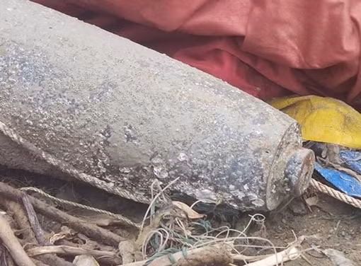 Ngư dân đánh cá trên biển vớt được quả bom “khủng”