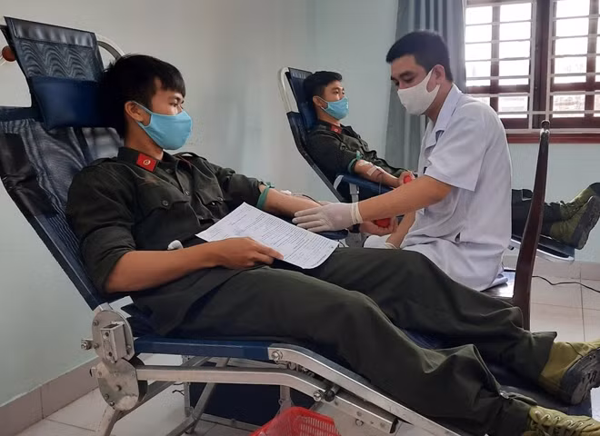 Các đoàn viên thanh niên Công an tỉnh Thừa Thiên Huế tham gia hiến máu tình nguyện.