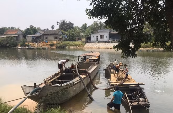 Các thuyền hút cát trái phép trên sông Bồ bị bắt giữ.