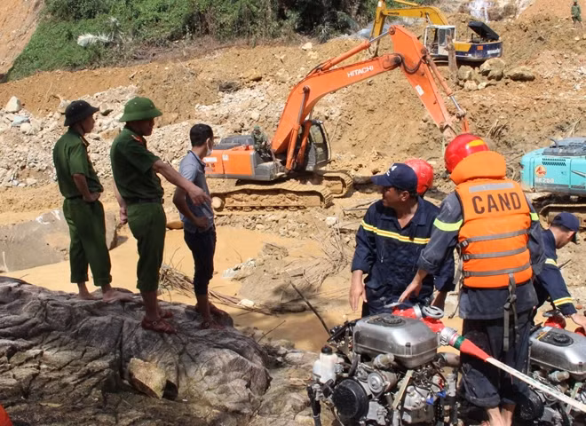Đại tá Nguyễn Đình Thừa, Phó Giám đốc Công an tỉnh Thừa Thiên Huế có mặt tại hiện trường động viên các CBCS.