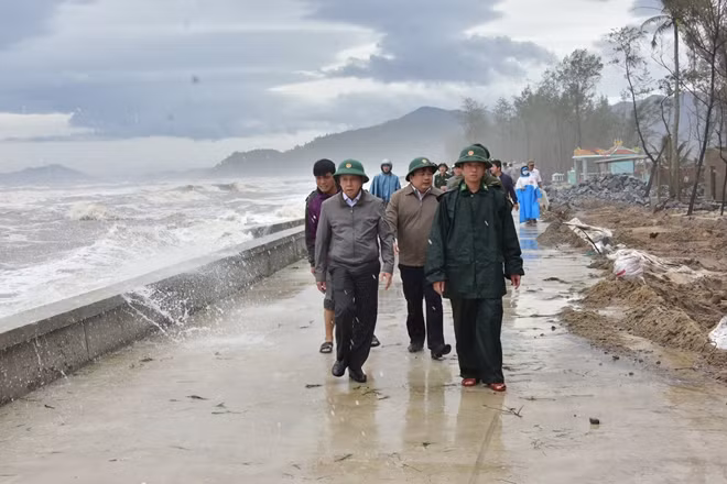 Chủ tịch UBND tỉnh Thừa Thiên Huế Phan Ngọc Thọ cùng lãnh đạo các Sở, ngành đi kiểm tra các tuyến kè biển bị sạt lở sau bão số 13.