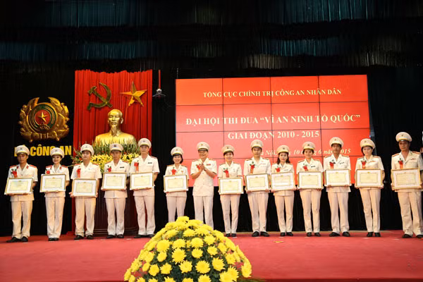 Trung tướng Trần Văn Nhuận, Phó Bí thư Đảng ủy, Phó Tổng cục trưởng trao thưởng cho các tập thể, cá nhân có thành tích xuất sắc.