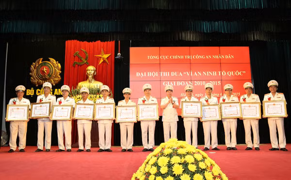 Thượng tướng Bùi Văn Nam, Ủy viên TW Đảng, Thứ trưởng Bộ Công an trao tặng danh hiệu “Chiến sĩ thi đua toàn lực lượng CAND” cho các cá nhân.