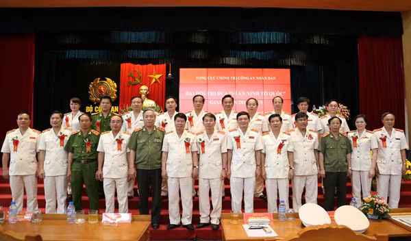 Thượng tướng Bùi Văn Nam, Ủy viên TW Đảng, Thứ trưởng Bộ Công an với các đại biểu tham dự Đại hội.