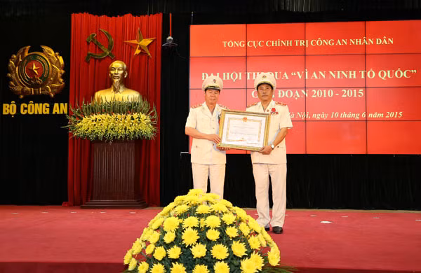 Thừa ủy quyền của Chủ tịch nước, Thứ trưởng Bùi Văn Nam đã trao Huân chương Quân công hạng Ba cho Thiếu tướng Trương Giang Long, Phó Tổng cục trưởng, Giám đốc Học viện Chính trị CAND.