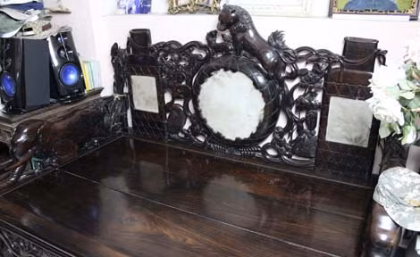 Chiếc sập ba thành có tuổi đời hơn 300 năm được làm nguyên miếng bằng gỗ lệ chi, đã có người trả giá 2 triệu USD.