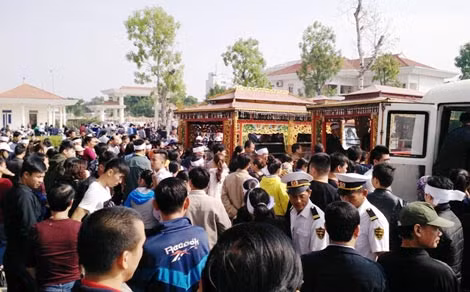 Hàng ngàn người dân xót thương đưa tiễn gia đình anh Ngô Lê Hà về nơi an nghỉ cuối cùng. Hàng ngàn người dân xót thương đưa tiễn gia đình anh Ngô Lê Hà về nơi an nghỉ cuối cùng.