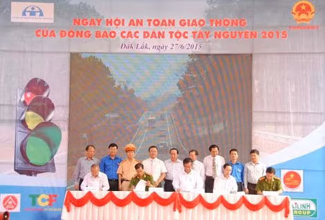 Đại diện lãnh đạo Ban ATGT các tỉnh ký cam kết đảm bảo ATGT.