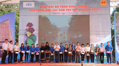 Báo GTVT trao tặng 20 suất học bổng cho các học sinh có hoàn cảnh khó khăn do bị tai nạn giao thông.
