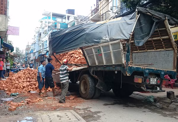 Hiện trường vụ xe chở gạch gây hư hỏng hệ thống thoát nước.