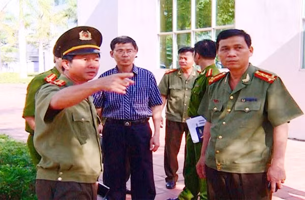 Đại tá Dương Văn Tiến - Phó Giám đốc Công an tỉnh Thanh Hóa kiểm tra công tác đảm bảo ANTT tại một số địa điểm thi.