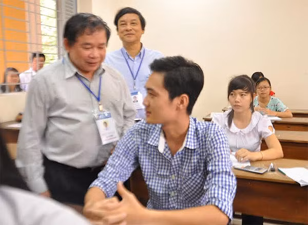Đoàn công tác do Thứ trưởng Bùi Văn Ga giám sát trong khuôn viên trường thi.