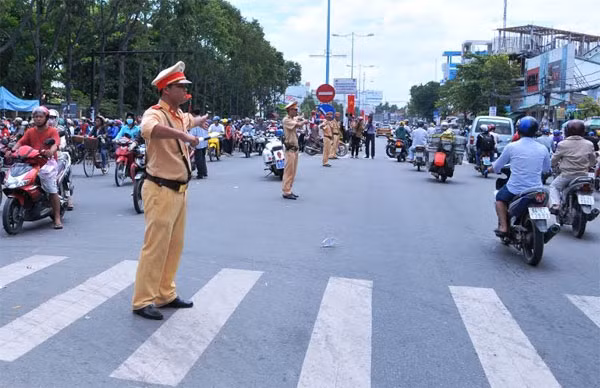 Lực lượng CSGT làm nhiệm vụ điều tiết giao thông trên đường 3/2 - trước điểm thi trường ĐH Cần Thơ.