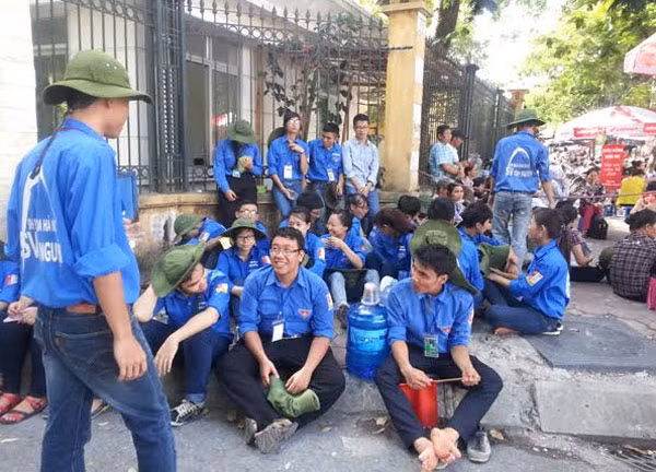 Sinh viên tình nguyện tiếp sức mùa thi tại cụm thi ĐH Bách Khoa Hà Nội.