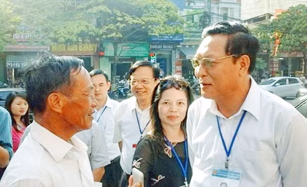 Bộ trưởng Phạm Vũ Luận hỏi thăm phụ huynh đưa con đi thi tại ĐH Sư phạm Thái Nguyên.