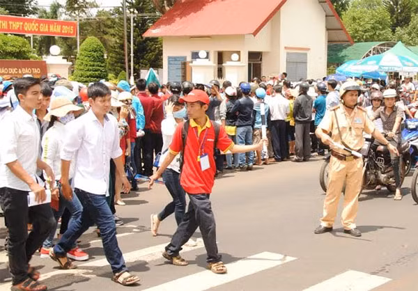 Lực lượng Công an các tỉnh Tây Nguyên đã có mặt tại các địa điểm thi để phân luồng giao thông, đảm bảo an ninh trật tự.