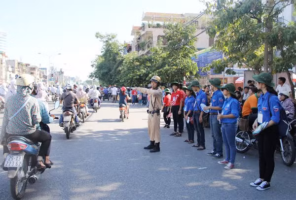 CSGT phân luồng giao thông tại các điểm thi.