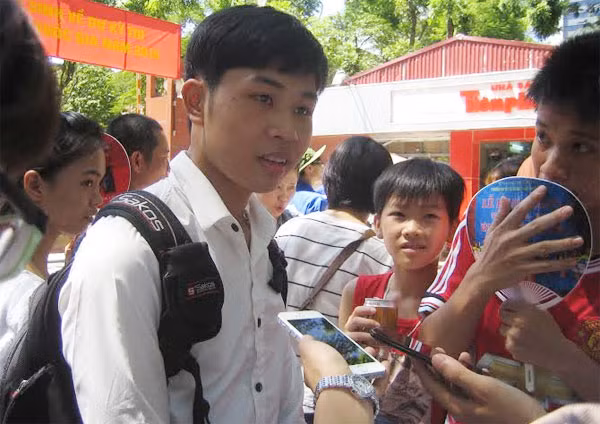 Thí sinh Nguyễn Thành Long, một trong những thí sinh ra khỏi phòng thi sớm tại Cụm thi ĐH Thủy Lợi-Hà Nội.