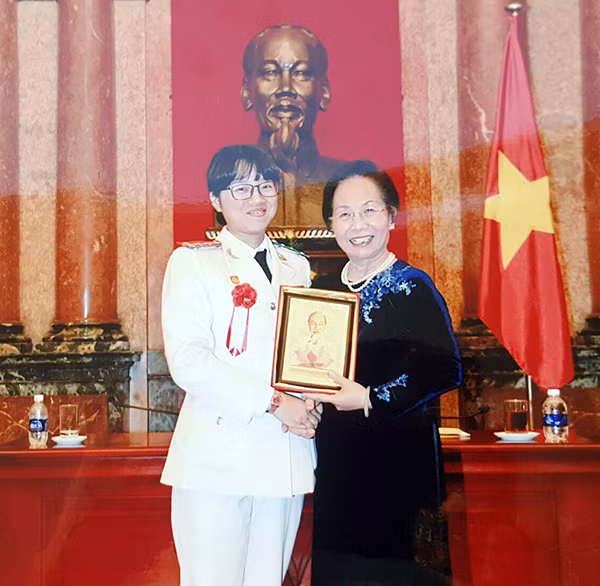 Phó Chủ tịch nước Nguyễn Thị Doan động viên Đại úy Bùi Thị Thanh Vân trong buổi gặp mặt điển hình tiên tiến Bộ Công an (8/2015)
