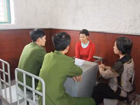 Cảnh sát Phòng PC47 Công an tỉnh Lào Cai đấu tranh với đối tượng trong đường dây buôn bán ma túy.