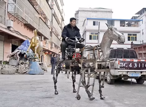 Ông Tô Đào Thành đang cưỡi "ngựa sắt" dạo chơi trên đường phố.