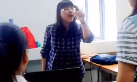Cô giáo cung bọ cạp nổi lên như một hiện tượng.