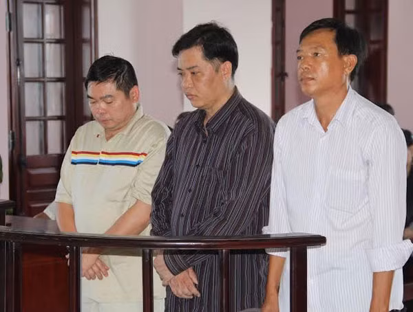 Ba bị cáo Tâm, Linh và Hồng nghe tòa tuyên án.