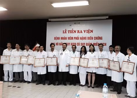 PGS. TS Nguyễn Quốc Anh tặng Giấy khen cho các thầy thuốc đã tham gia cứu chữa các bệnh nhân nặng bằng phương pháp ECMO.