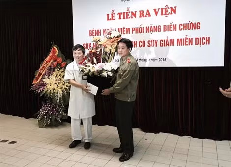 Thiếu tướng Nguyễn Đức Chung tặng hoa PGS.TS. Nguyễn Gia Bình, Trưởng Khoa Hồi sức tích cực