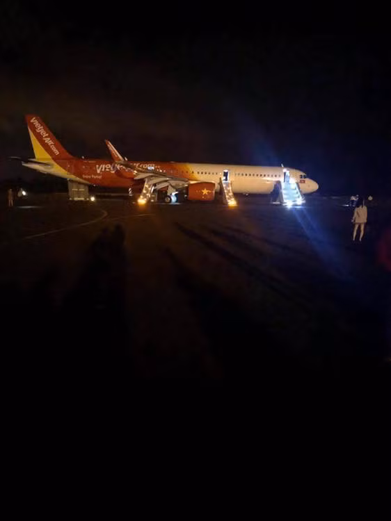 Máy bay Vietjet gặp sự cố khi hạ cánh ở Buôn Ma Thuột, hành khách phải ra ngoài bằng cửa thoát hiểm. Ảnh: L.Duong