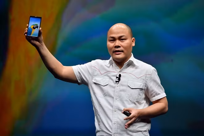 Ông Nguyễn Tử Quảng công bố giá bán dành cho Bphone 3 là 6.990.000 đồng và Bphone 3 Pro là 9.990.000 đồng.