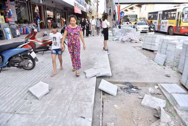 Hà Nội yêu cầu các quận không được lát đá vỉa hè tràn lan