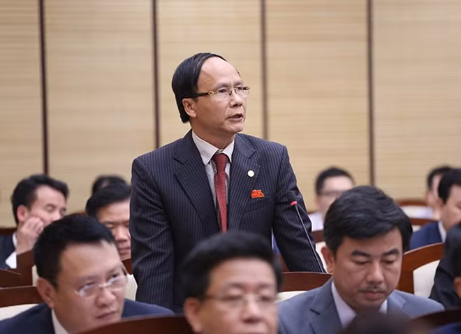 Đại biểu Nguyễn Hoài Nam chất vấn những vụ việc khiếu kiện kéo dài nhiều năm.
