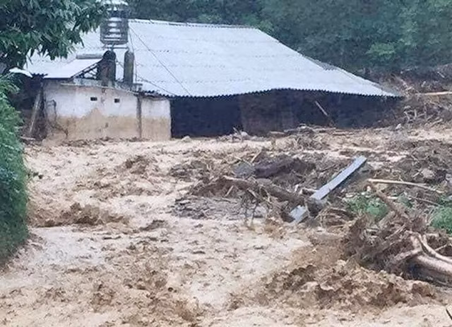 Mưa lũ nhấn chìm nhiều ngôi nhà của huyện Văn Chấn (Yên Bái)