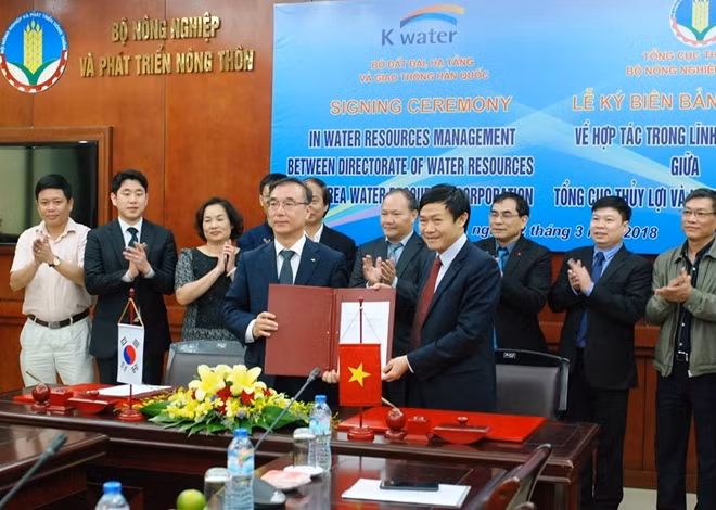 Đại diện Bộ Nông nghiệp và Phát triển nông thôn trao đổi văn kiện hợp tác với đối tác Hàn Quốc.