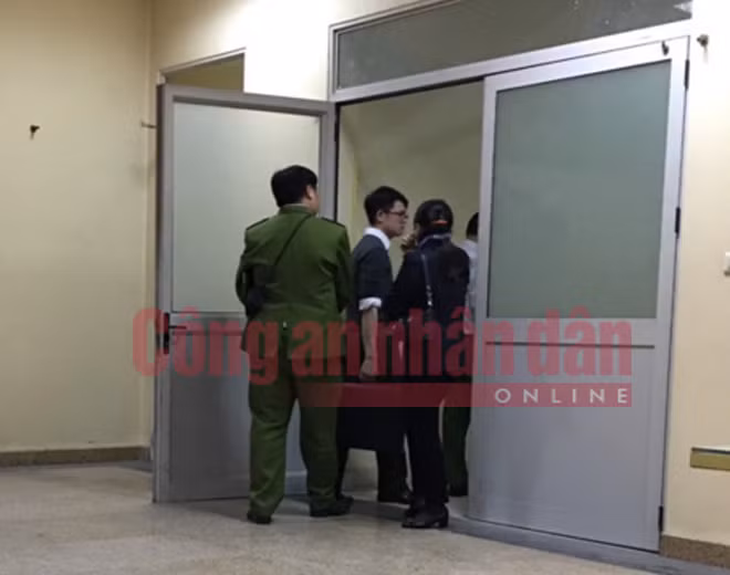Cán bộ Trung tâm Giám định pháp y tiến hành khám nghiệm tại Bệnh viện Nhi Trung ương.