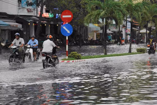 Một số tuyến đường trung tâm của TP.Cần Thơ “biến thành sông” sau trận mưa lớn.
