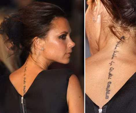 Victoria Beckham xăm dòng chữ Do Thái đằng sau cổ có nghĩa: "Tôi thuộc về người yêu của tôi và người yêu của tôi thuộc về tôi". Victoria Beckham xăm dòng chữ Do Thái đằng sau cổ có nghĩa: "Tôi thuộc về người yêu của tôi và người yêu của tôi thuộc về tôi".