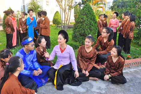 NSND Hồng Lựu trong giờ tập luyện. NSND Hồng Lựu trong giờ tập luyện.
