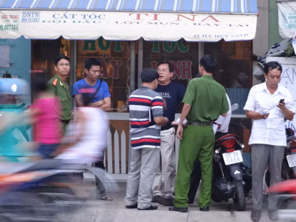 Cơ quan Công an khám nghiệm hiện trường.