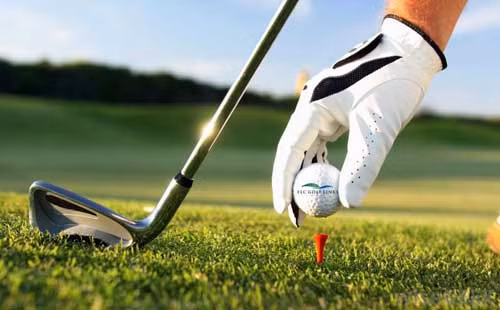 Hố số 16 được nhiều tay golf xếp vào diện độc đáo nhất Việt Nam, khi điểm phát bóng một bên là hạ lưu Sông Mã và một bên là biển.