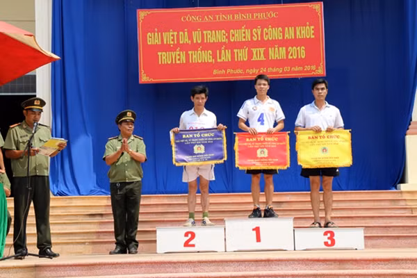 Trao giải nhất, nhì, ba nội dung nam chiến sỹ Công an khỏe.